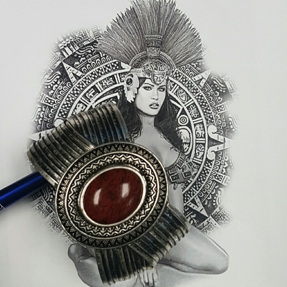 Aztec design bracelet with cabochon - Picture 2 of 8